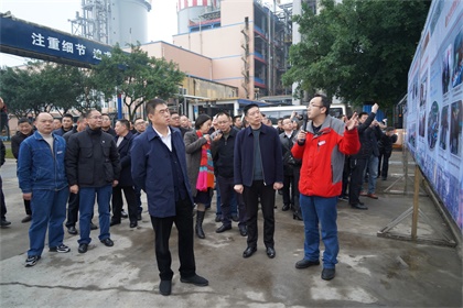 瀘州市何市長一行到瀘天化觀摩安全清單管理 (1).JPG