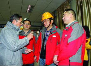 瀘天化公司領(lǐng)導(dǎo)大年三十慰問(wèn)生產(chǎn)一線員工