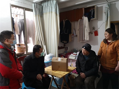 瀘州市總工會副主席鄭智慰問公司深度困難職工