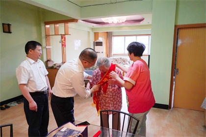 瀘天化股份公司江顯茀、吳永緒兩位老黨員榮獲“光榮在黨50年”紀(jì)念章