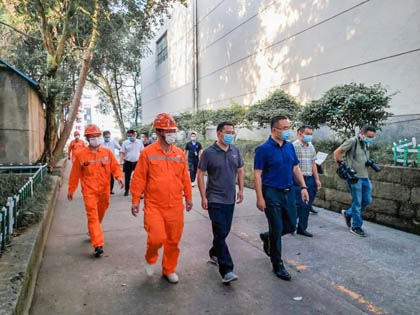 納溪區(qū)委副書記、區(qū)長袁維榮到瀘天化精正技術(shù)檢測公司檢查核與輻射安全工作