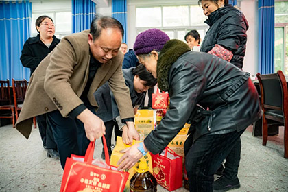 瀘天化股份公司赴古藺縣椒園鎮(zhèn)椒園村慰問困難農(nóng)戶