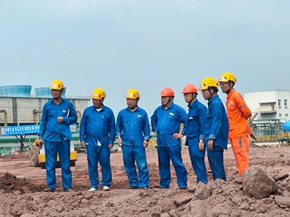 瀘天化股份公司總經(jīng)理傅利才一行到化工園區(qū)新項(xiàng)目施工現(xiàn)場(chǎng)指導(dǎo)工作